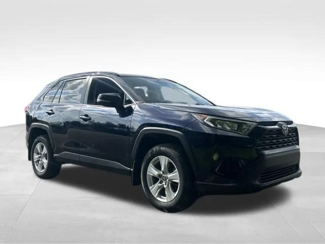 Used 2020  Toyota XLE image 11