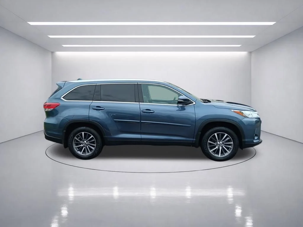 Used 2019 Shoreline Blue Pearl Toyota XLE image 23