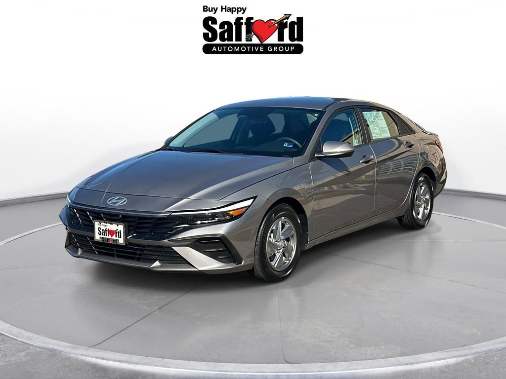 Used 2024  Hyundai SE image 1