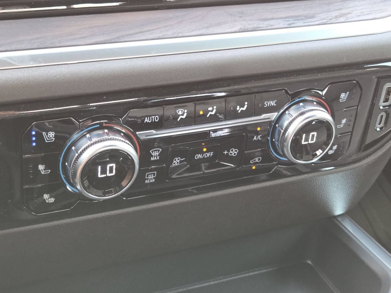 2026 GMC Sierra 1500 SLT - Photo 36