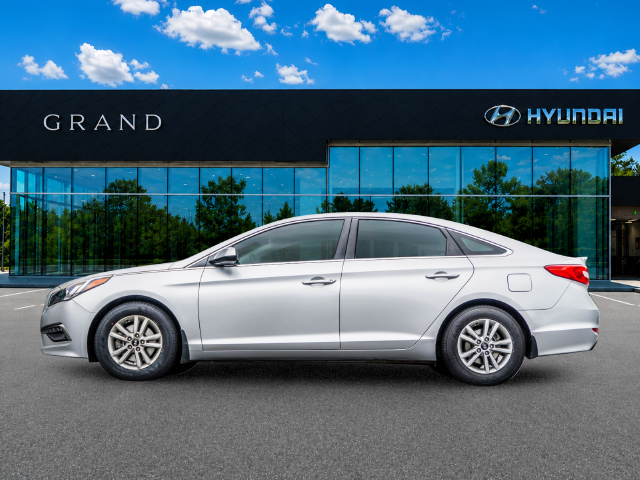Used 2015 Silver Hyundai SE image 3