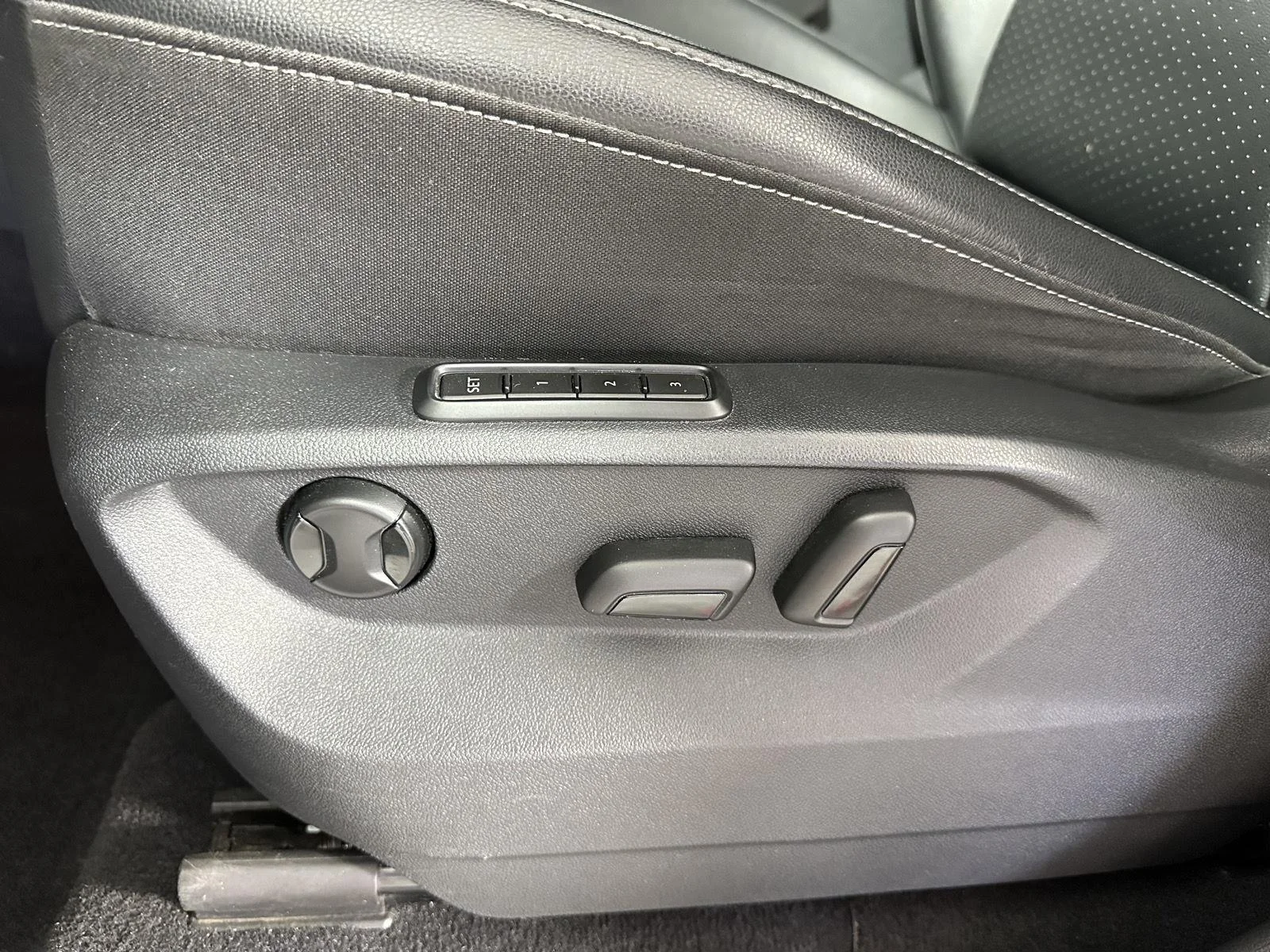 Used 2019 Platinum Gray Metallic Volkswagen 3.6L V6 SEL R-Line image 12