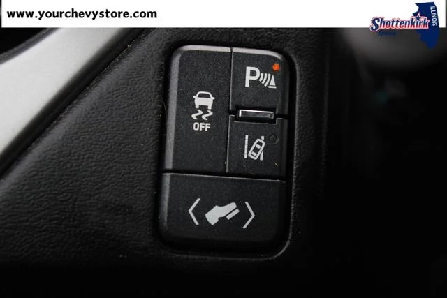 Used 2015 White Chevrolet LT image 25
