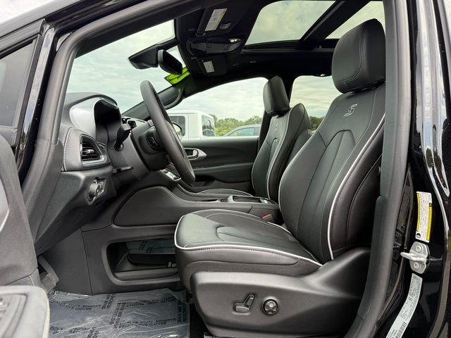 2026 Chrysler Pacifica Limited photo 3