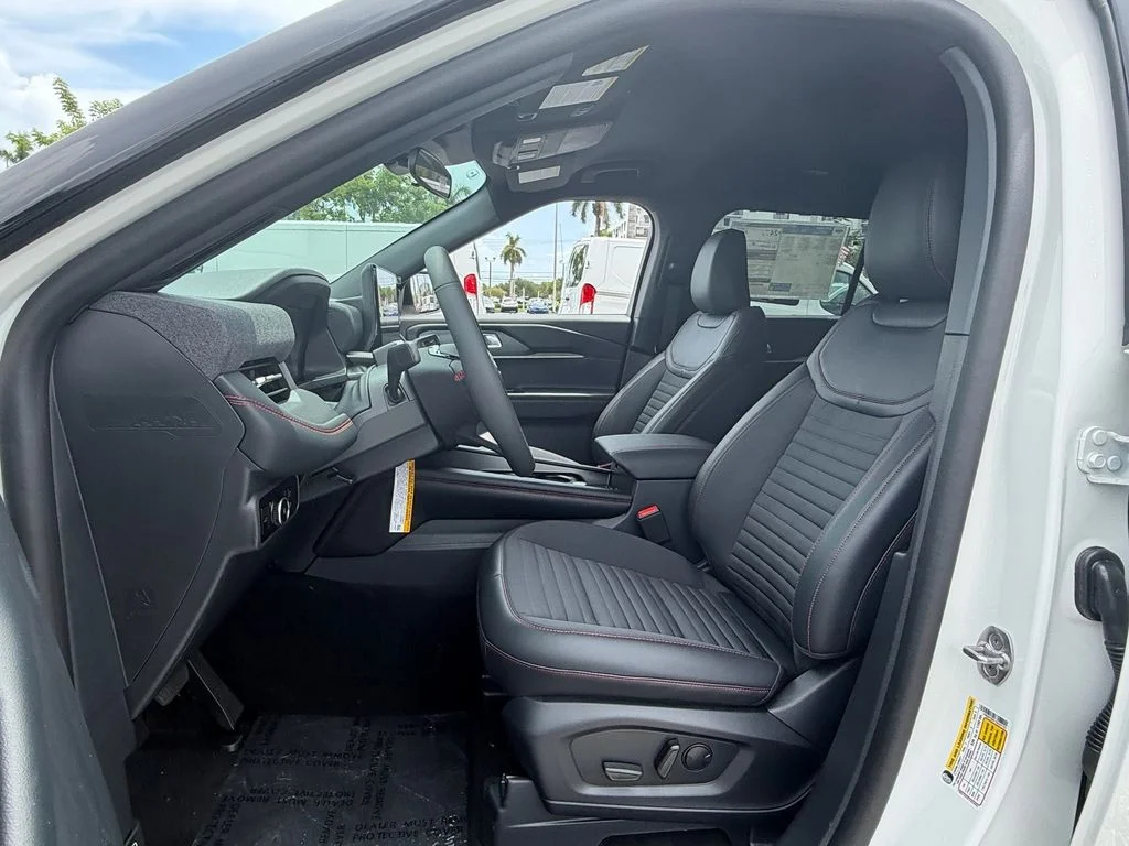 New 2026 Star White Metallic Tri-Coat Ford ST-Line image 9