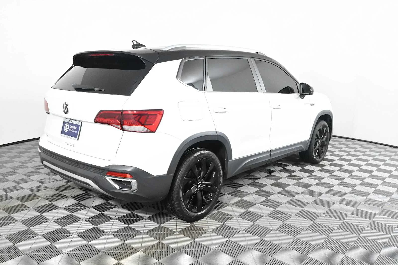 Certified Used 2023 Pure White w/ Black Roof Volkswagen SE image 9
