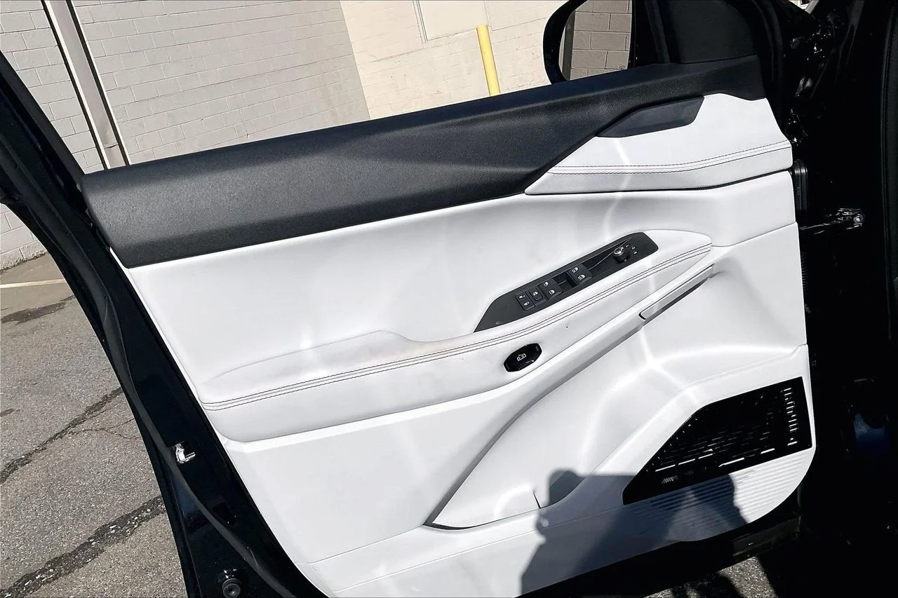 New 2026 Diamond Black Crystal Pearl-Coat Exterior Paint Jeep Limited image 26