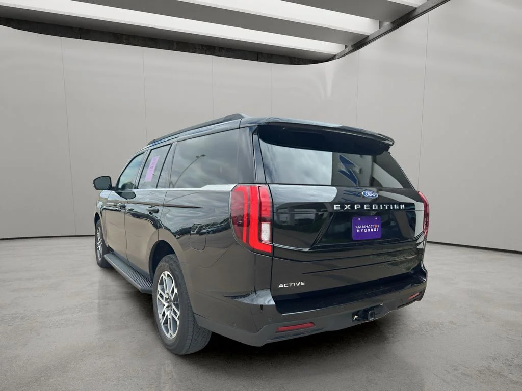 Used 2025 Agate Black Metallic Ford Active image 8