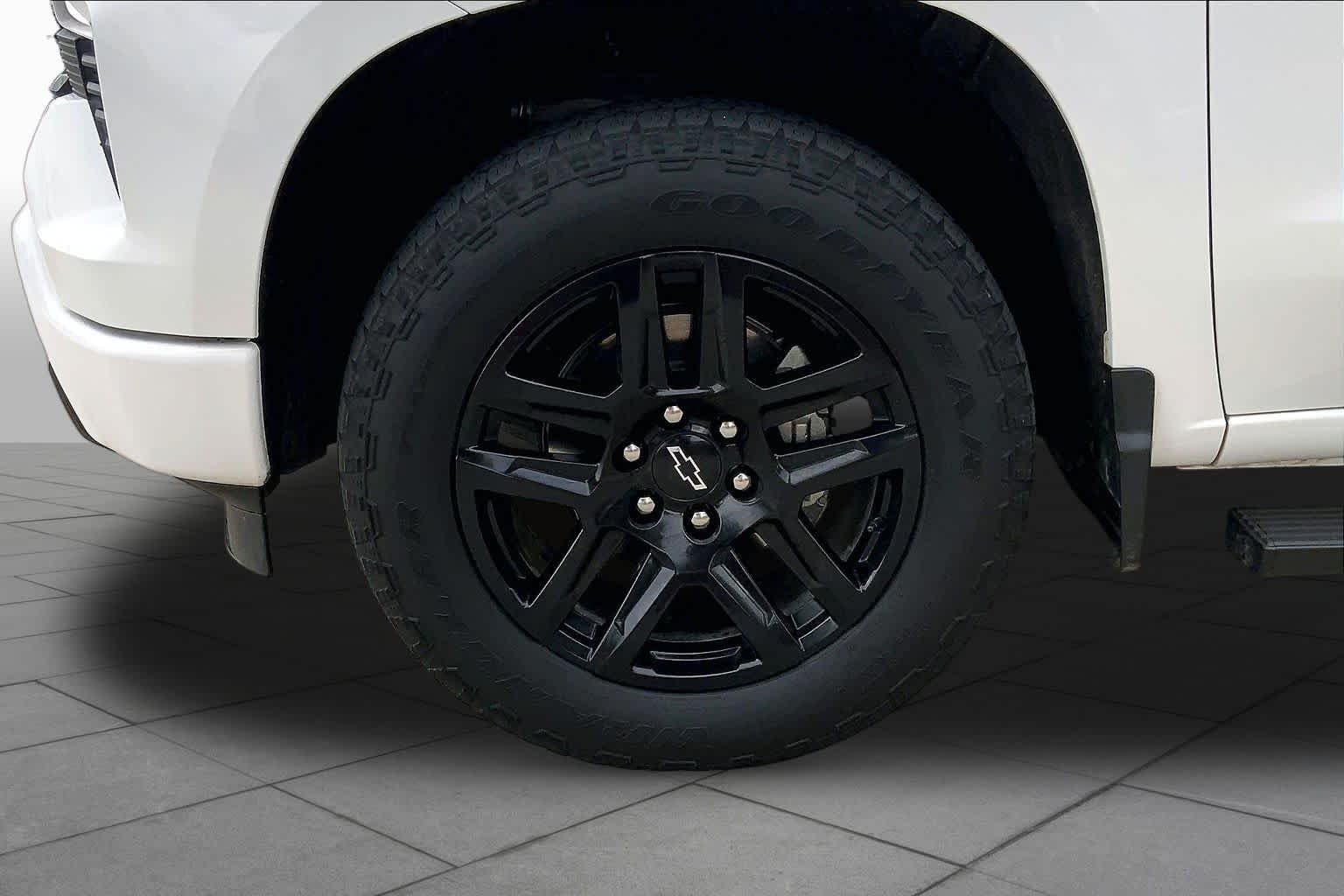 Used 2024 Summit White Chevrolet RST image 11