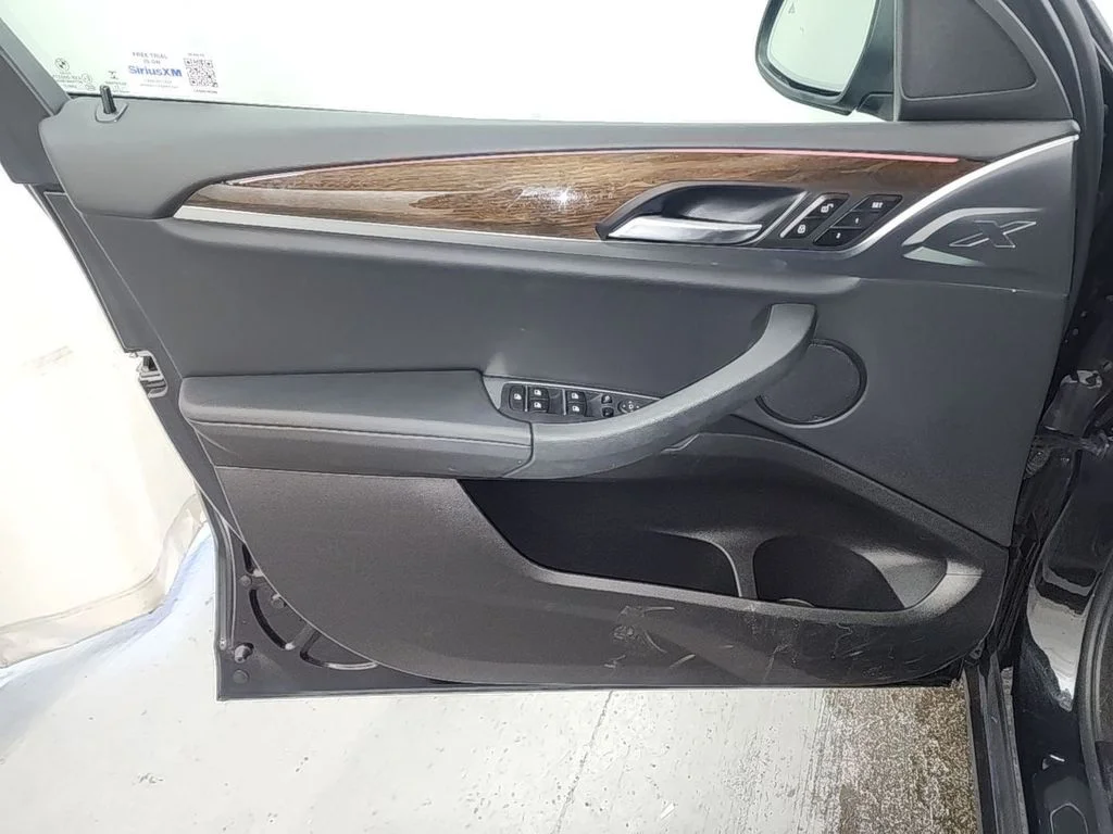 Used 2022 Black BMW xDrive30i image 4