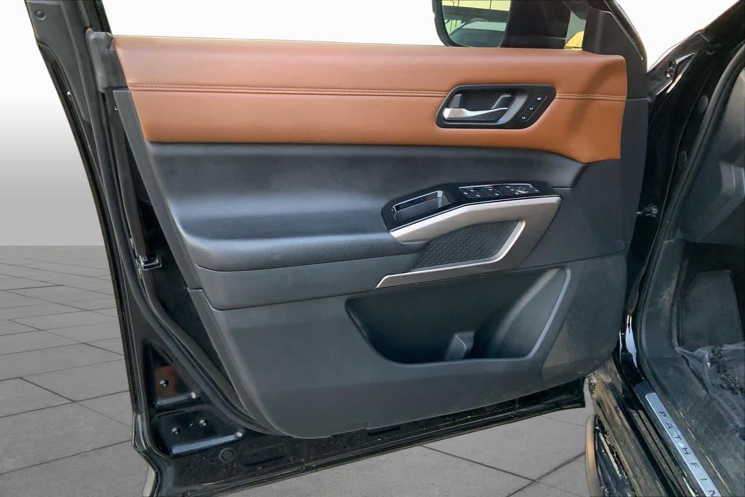 Used 2023 Super Black Nissan Platinum image 21