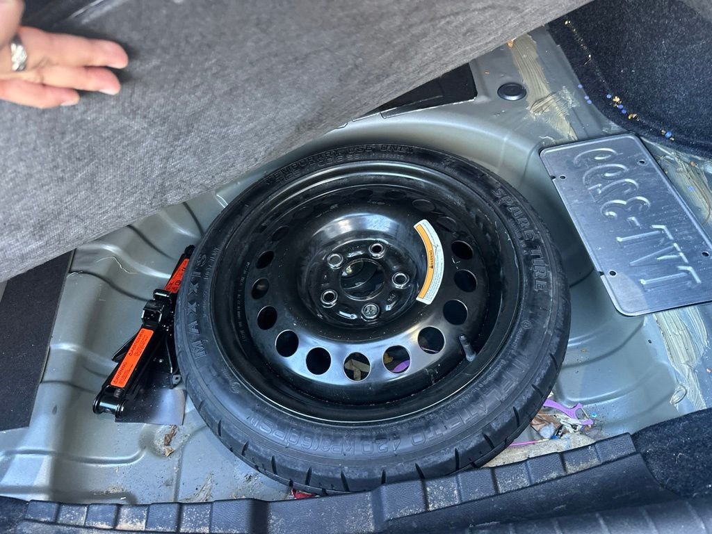 Used 2021 Gray Nissan SR image 13