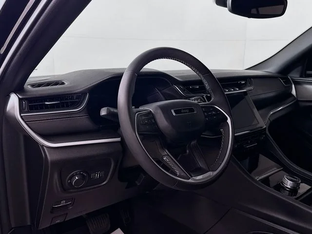 Used 2023 Black Jeep Altitude image 9