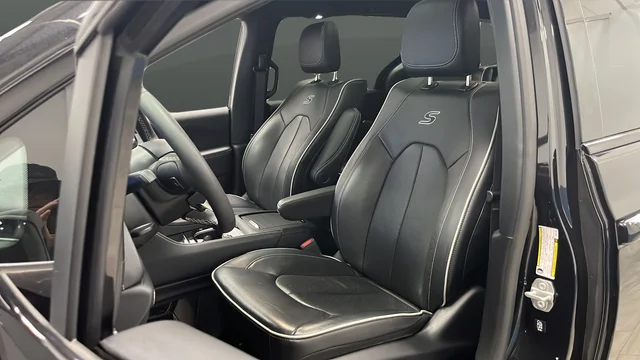 Used 2023 Brilliant Black Crystal Pearlcoat Chrysler Limited image 9