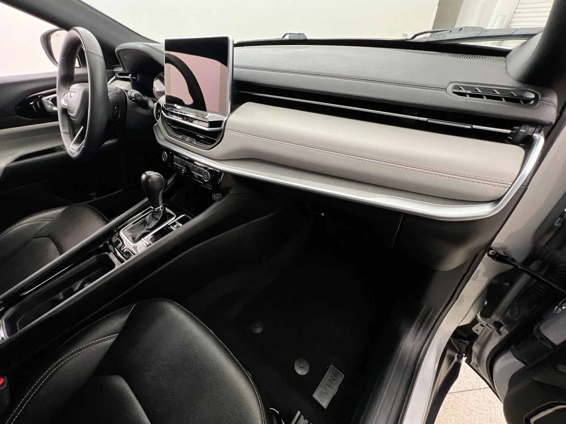 Used 2025 Silver Jeep Limited image 13