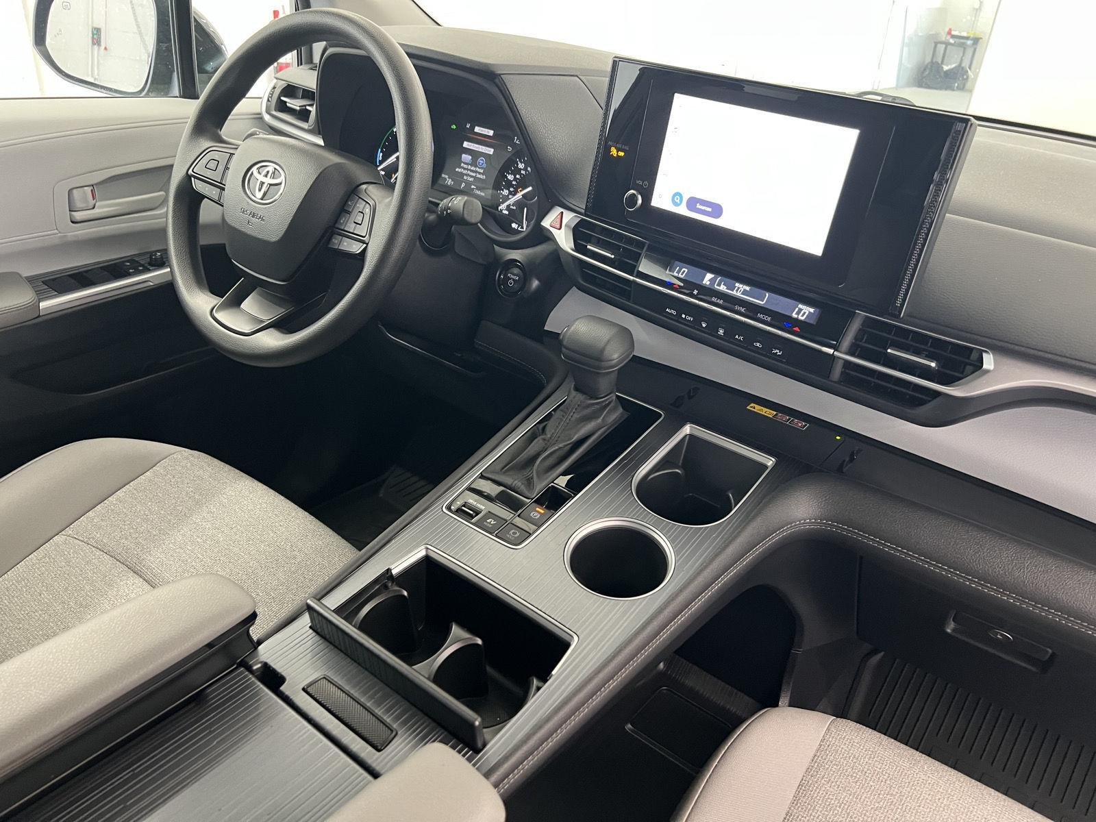 2025 Toyota Sienna LE - Photo 29