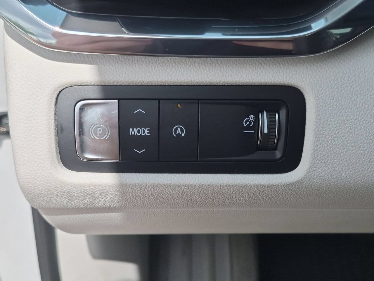 Used 2025 White Frost Tricoat GMC Denali image 17