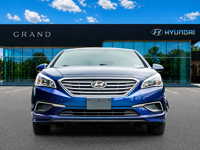 Used 2017 Blue Hyundai SE image 9