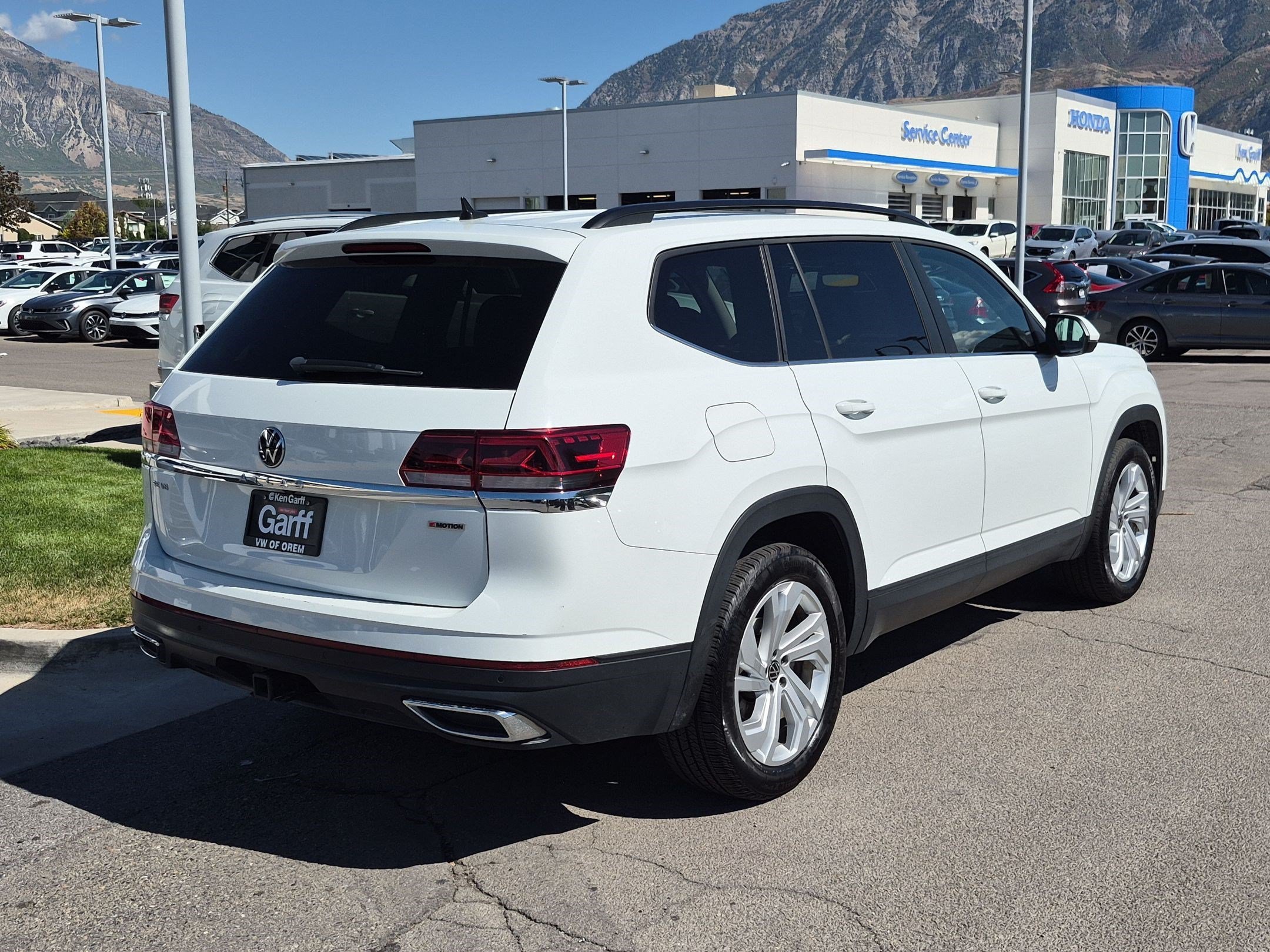 Used 2021 Pure White Volkswagen 3.6L V6 SE w/Technology image 3