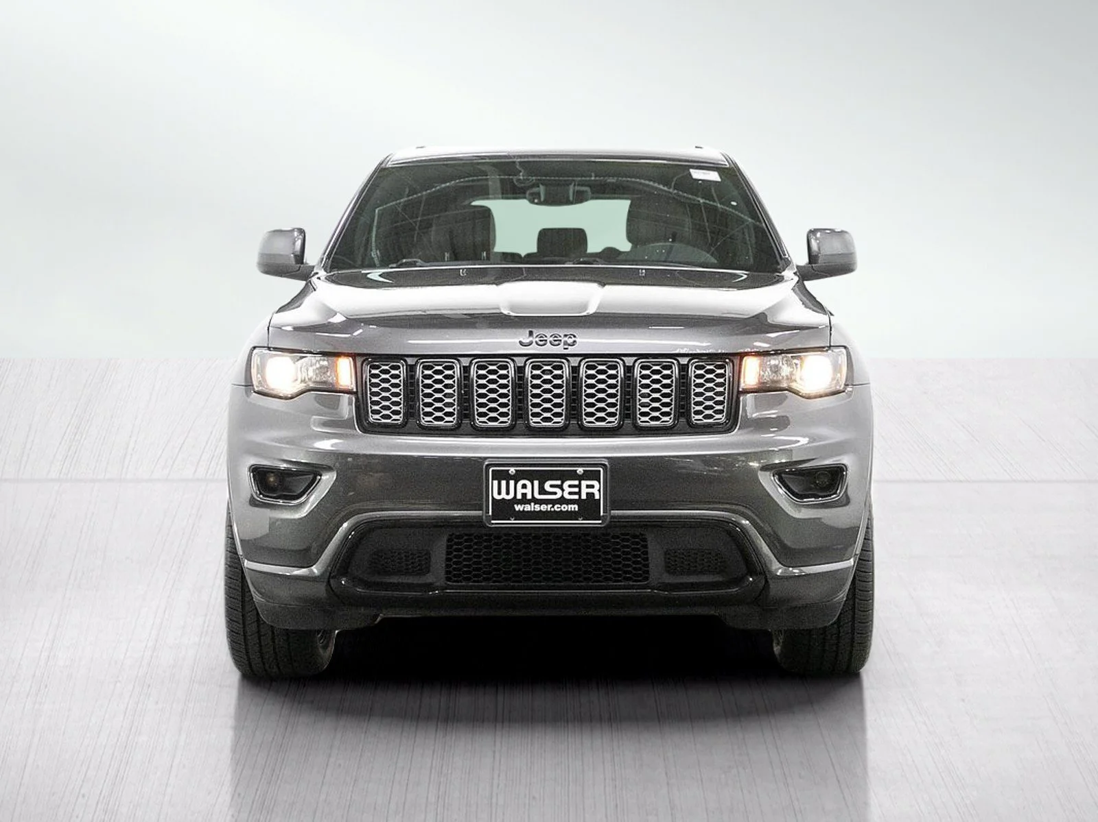 Used 2018 Granite Crystal Metallic Clearcoat Jeep Altitude image 8