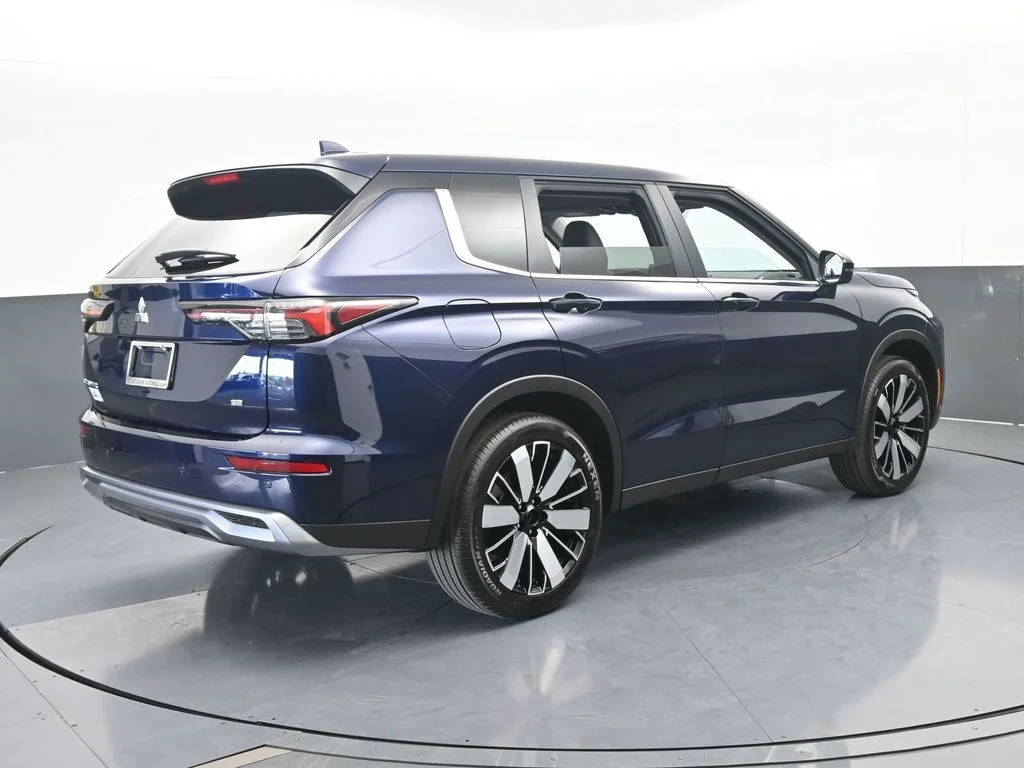 New 2026 Cosmic Blue Metallic Mitsubishi SE image 6