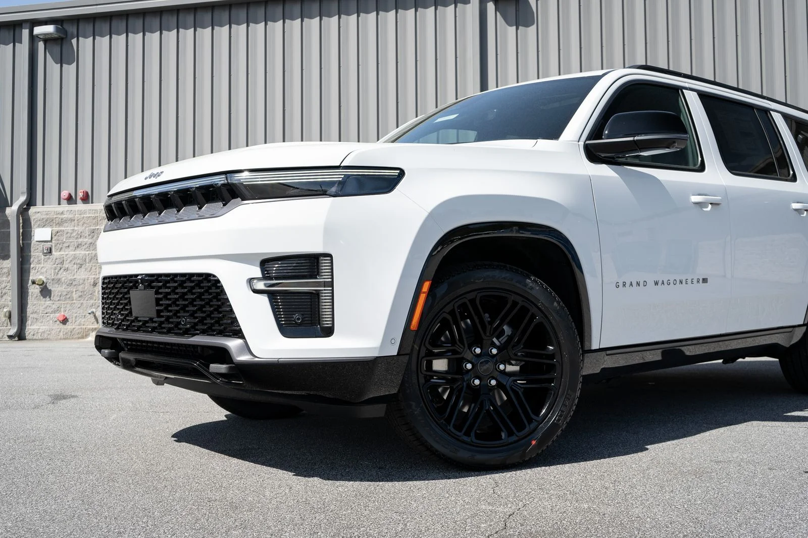 New 2026 Bright White Clear-Coat Exterior Paint Jeep Limited Reserve image 6