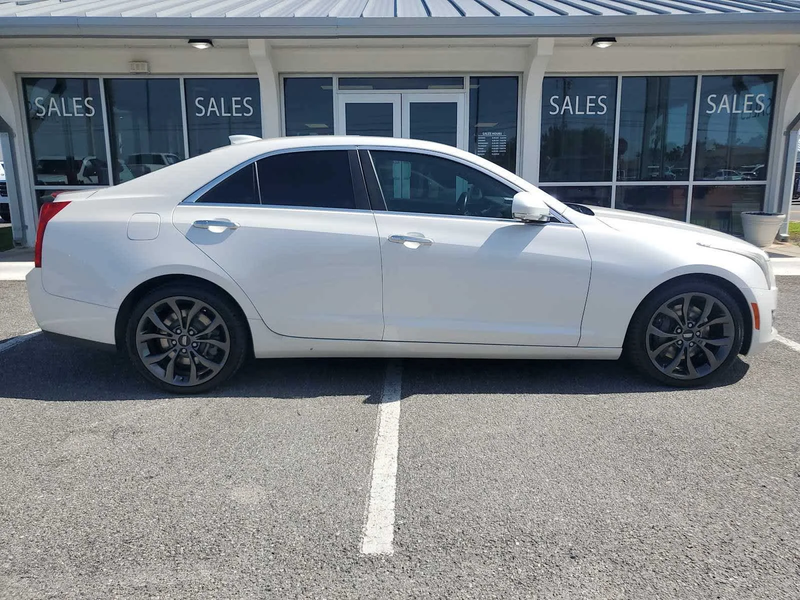 Used 2018 CRYSTAL WHITE TRICOAT Cadillac Luxury AWD image 9
