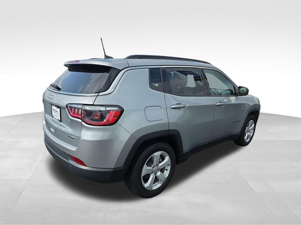 Used 2022 Silver Jeep Latitude image 6