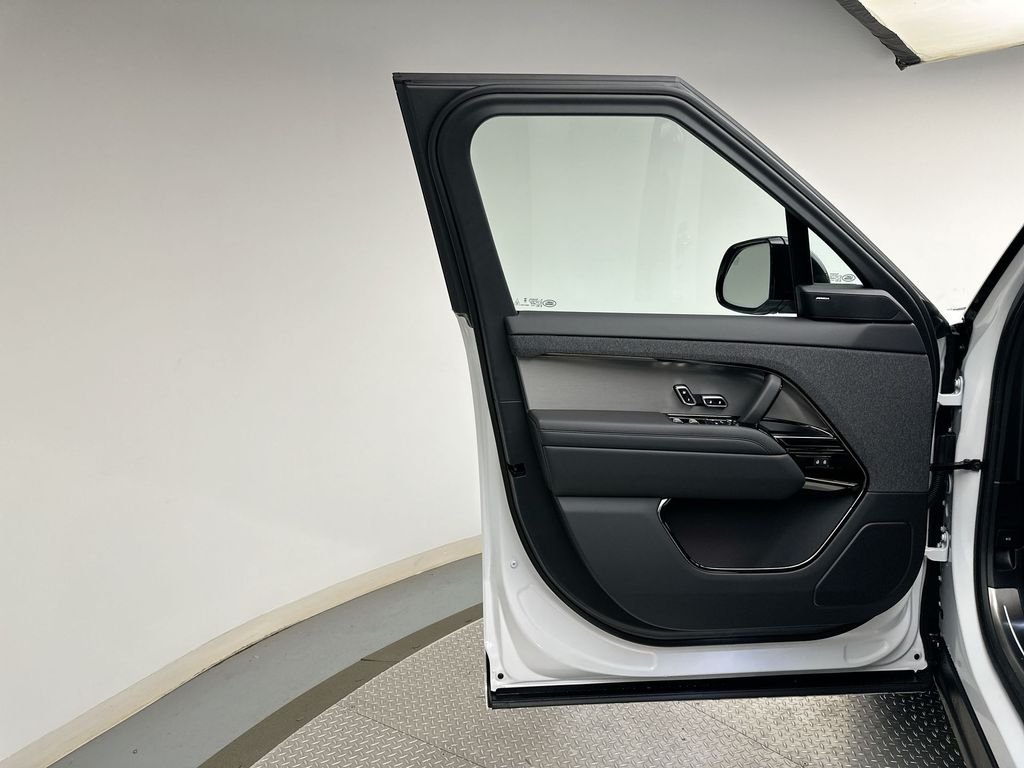 New 2027 Ostuni Pearl Wht Prem Met Land Rover Dynamic SE image 11