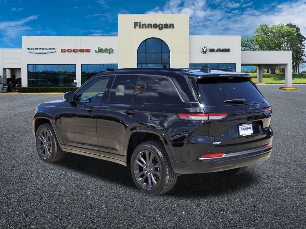 New 2026 Diamond Black Crystal Pearl-Coat Exterior Paint Jeep Limited Reserve image 4