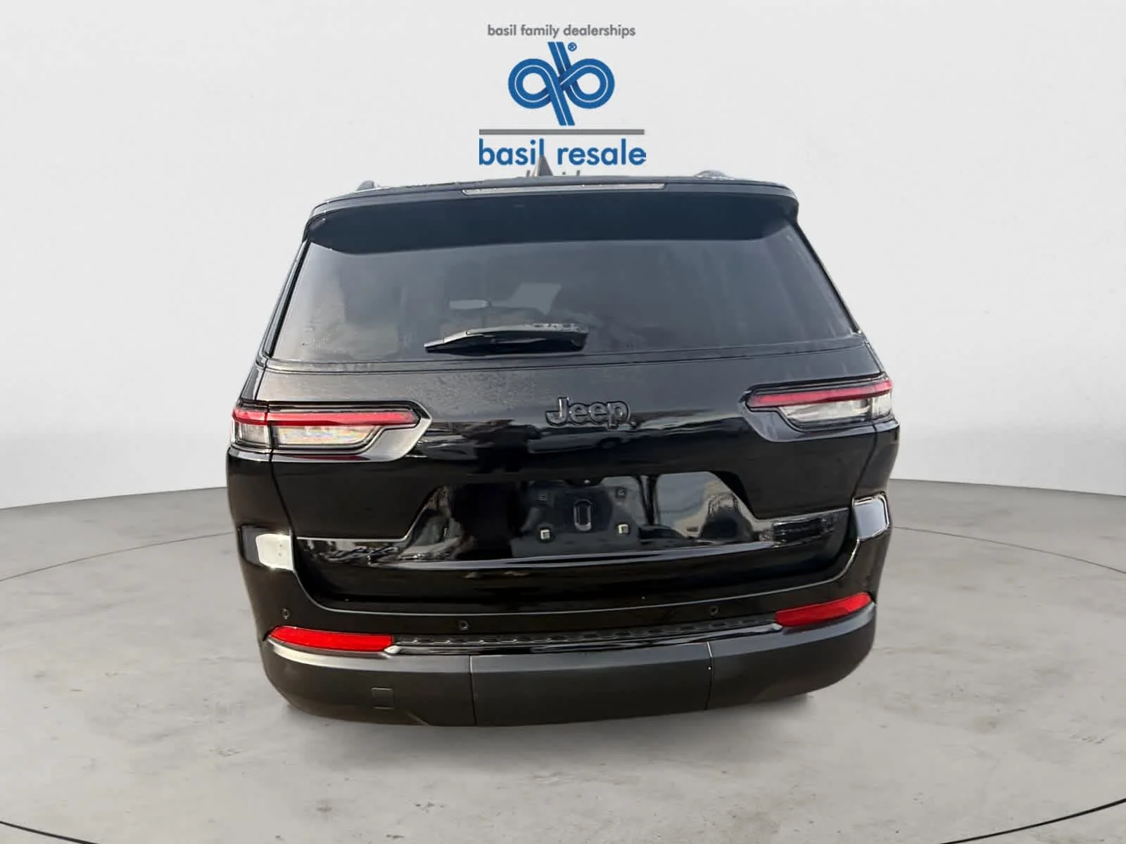 Used 2023 Diamond Black Crystal Pearlcoat Jeep Altitude image 5
