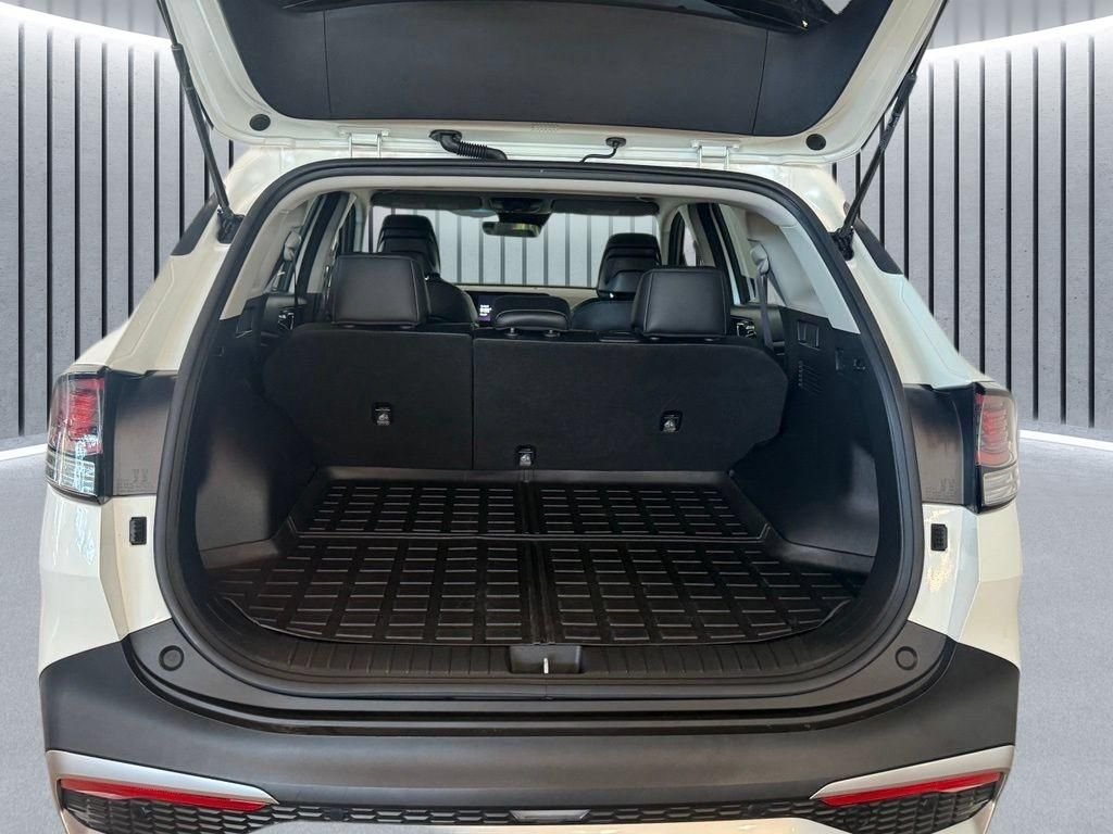 Used 2023 White Kia EX image 9