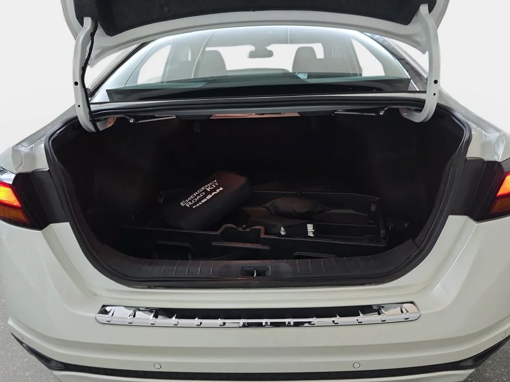 Used 2020 White Nissan 2.5 SL image 14