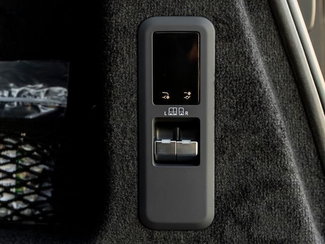 New 2026 Santorini Black Land Rover Dynamic SE image 30