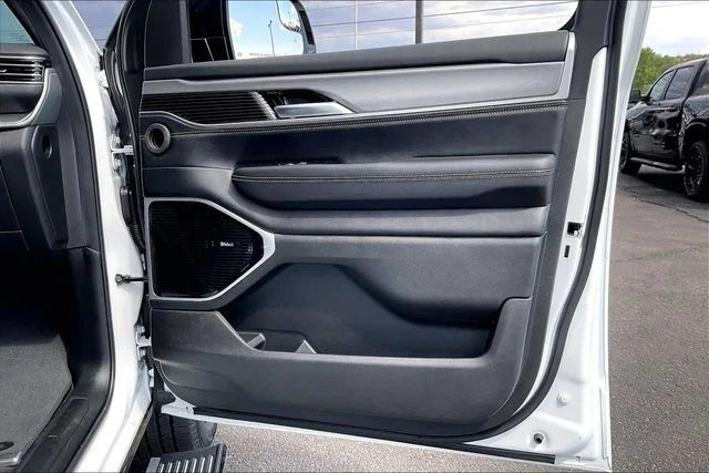 New 2026 Bright White Clear-Coat Exterior Paint Jeep Limited Altitude image 31