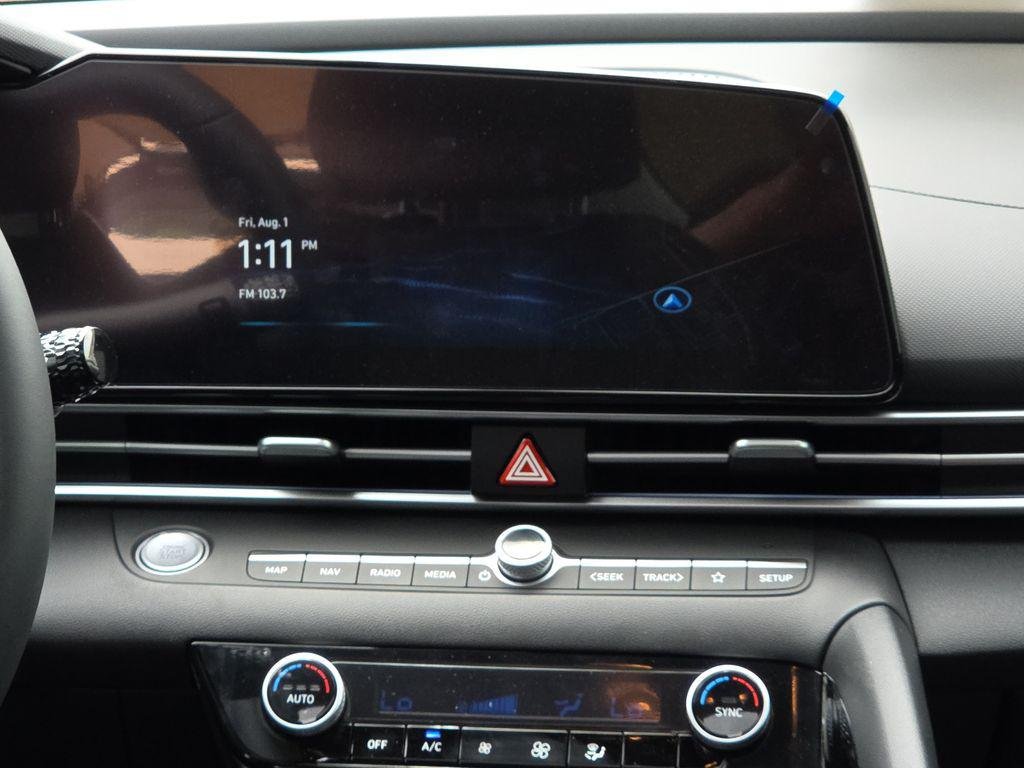 2025 Hyundai Elantra Limited - Photo 11