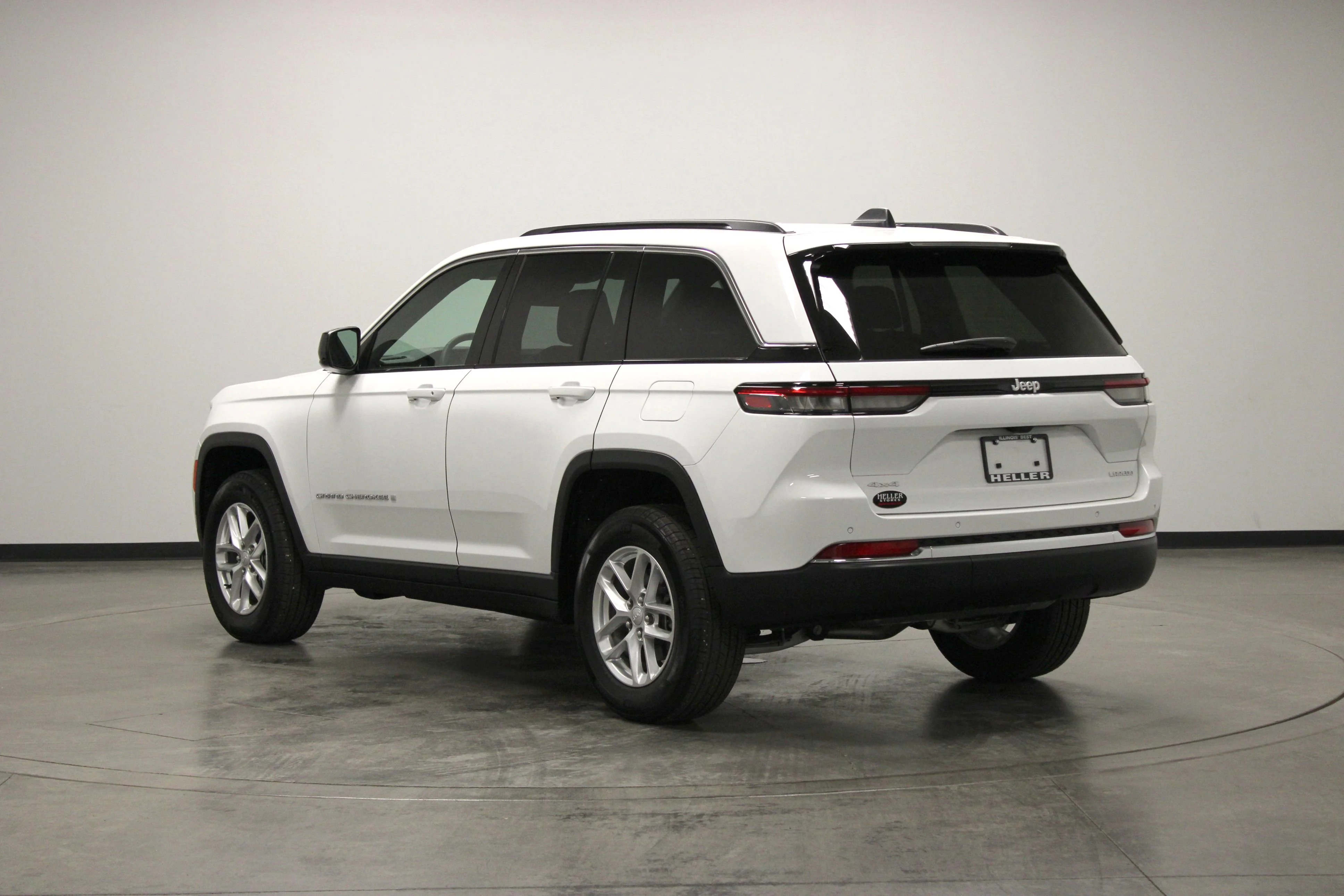 Used 2025 Bright White Clearcoat Jeep Laredo X image 6