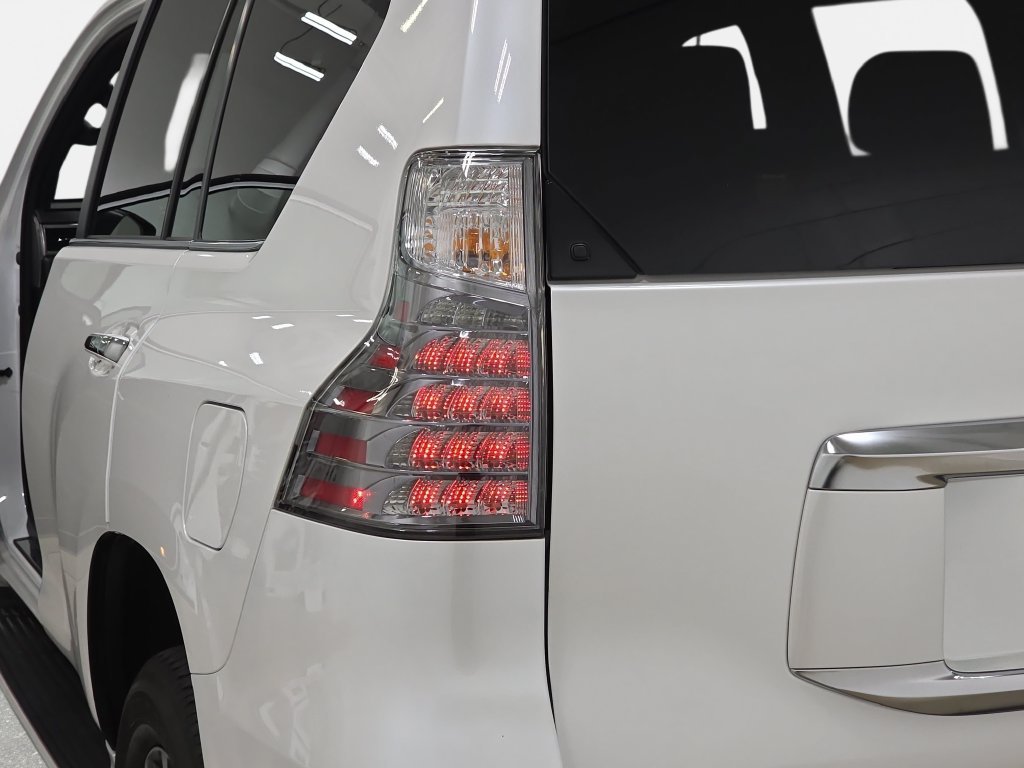 Used 2023 White Pearl Lexus 460 image 33