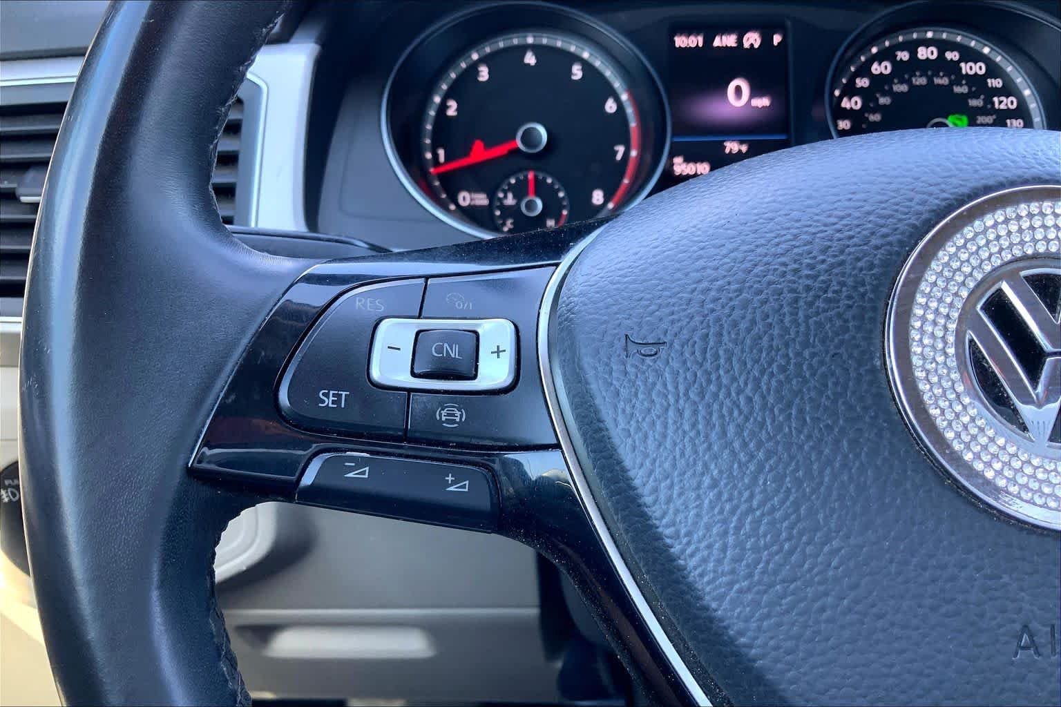 Used 2019 Deep Black Pearl Volkswagen 3.6L V6 SE image 24