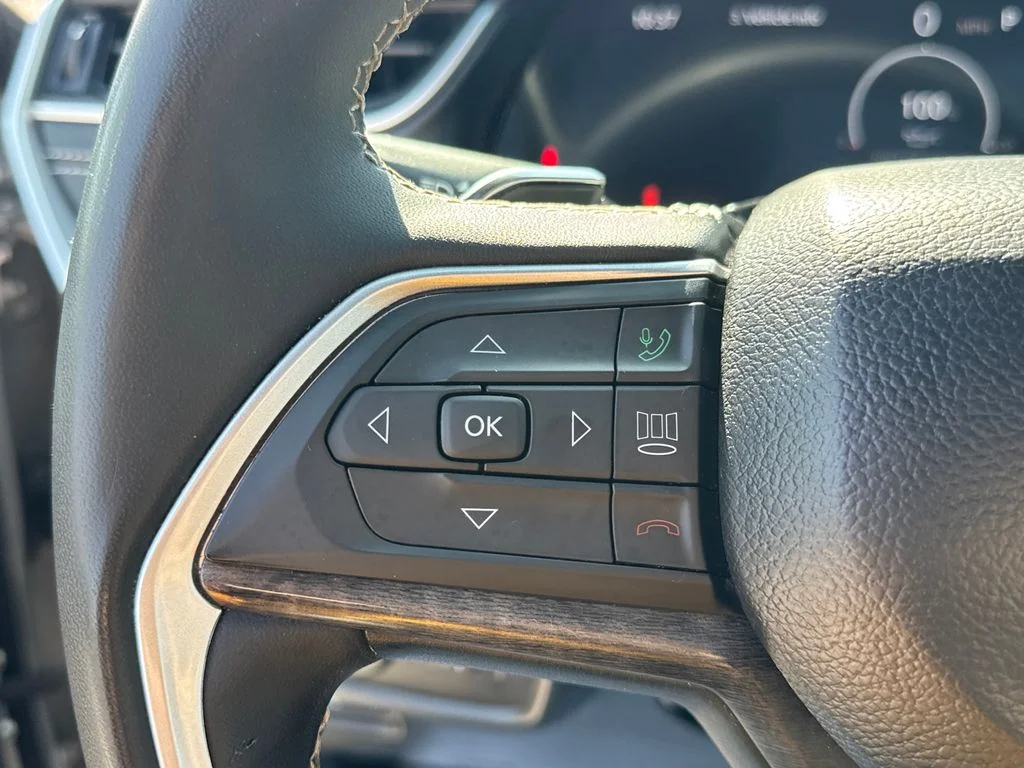 Used 2024 Silver Jeep Limited image 34