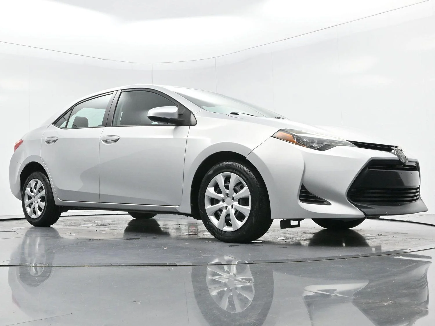 Used 2019 Classic Silver Metallic Toyota LE image 35