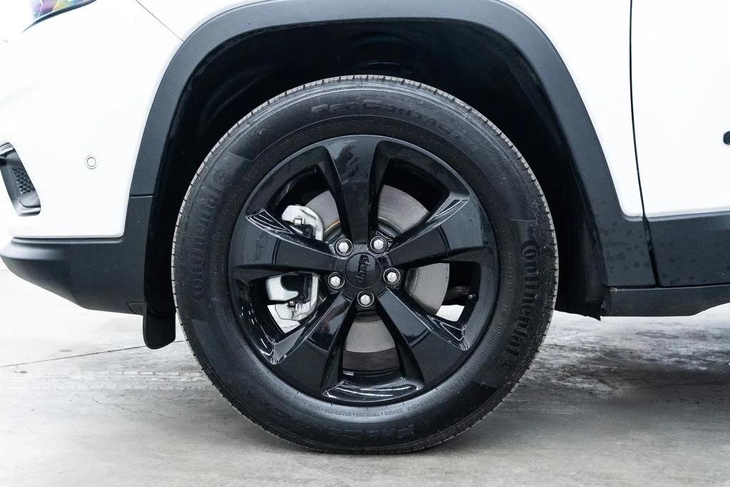 Used 2023 White Jeep Altitude image 7