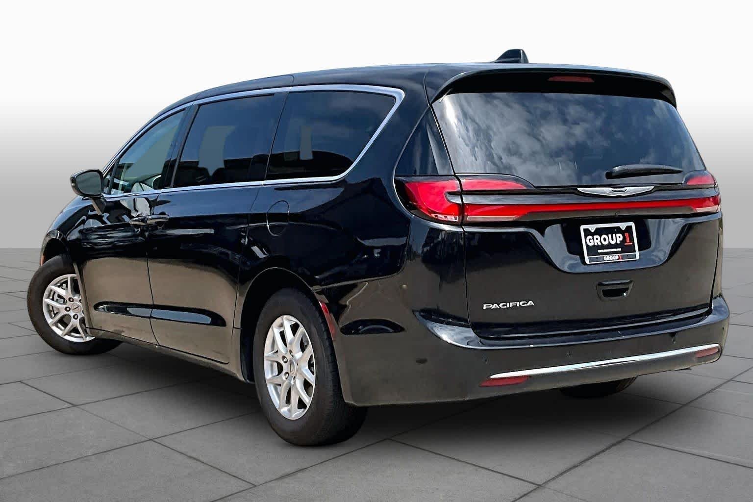 Used 2023 Brilliant Black Crystal Pearlcoat Chrysler Touring L image 10