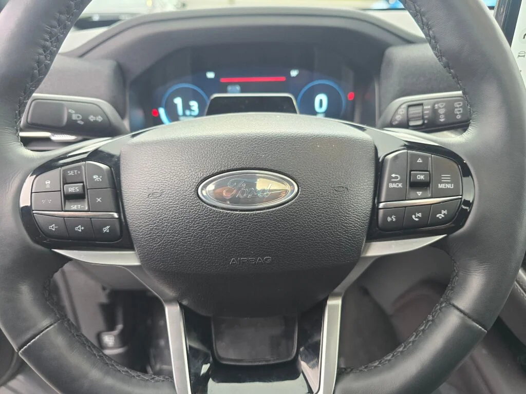 Used 2025 Gray Metallic Ford Platinum image 23