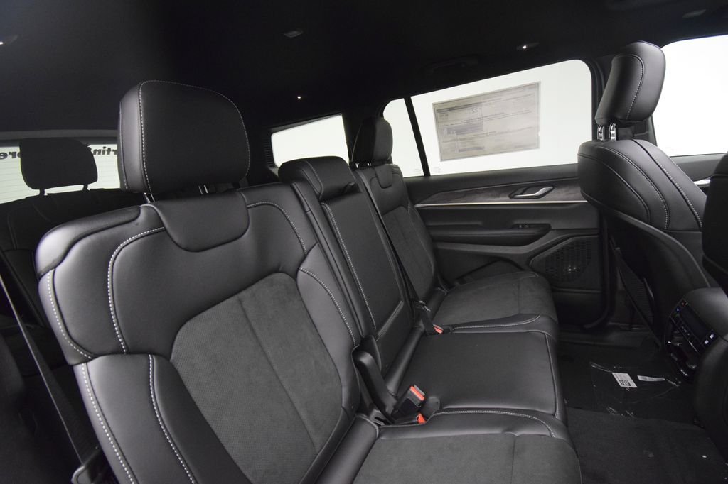 New 2026 Diamond Black Crystal Pearl-Coat Exterior Paint Jeep Altitude image 18