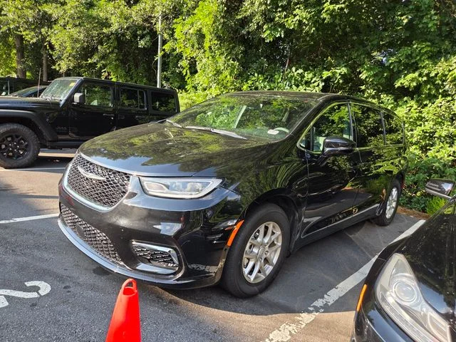 Used 2025 Black Chrysler Select image 3
