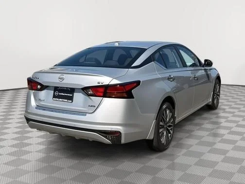 Certified Used 2023 Silver Nissan 2.5 SV image 3