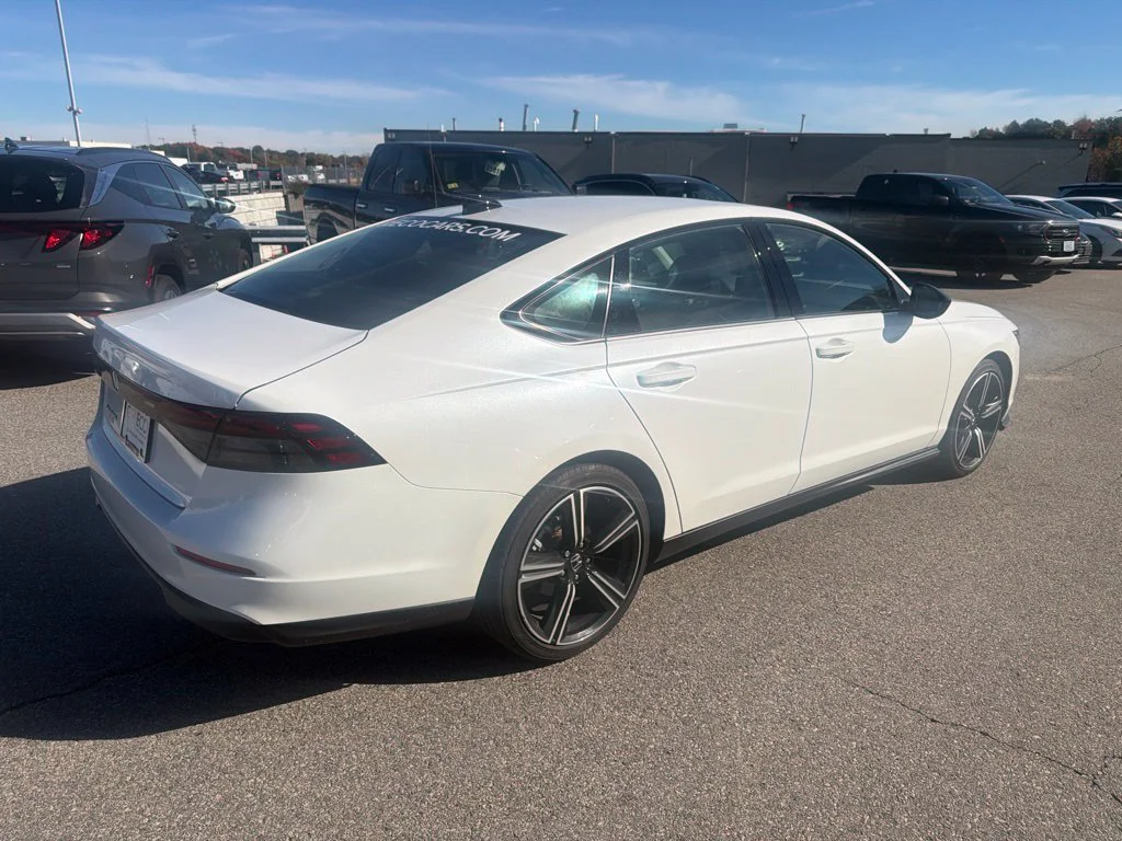 Used 2026 Platinum White Pearl Honda SE image 3