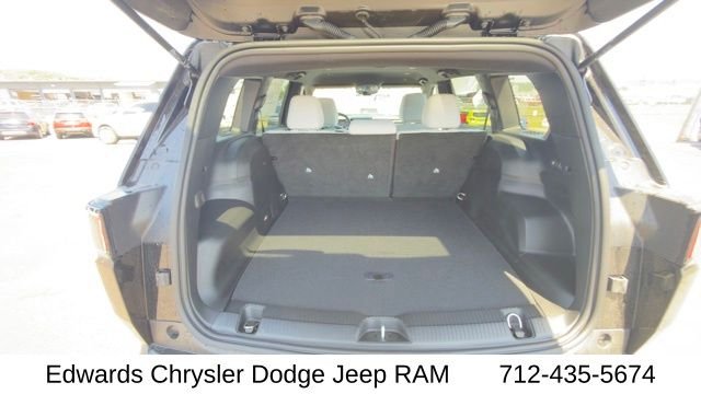 New 2026 Diamond Black Crystal Pearlcoat Jeep Laredo image 27