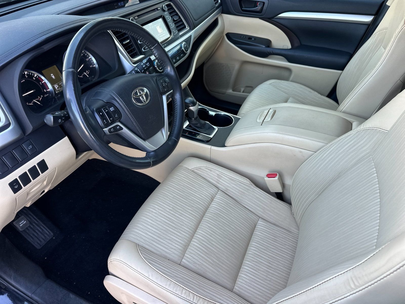 Used 2015 Attitude Black Metallic Toyota LE Plus V6 image 9